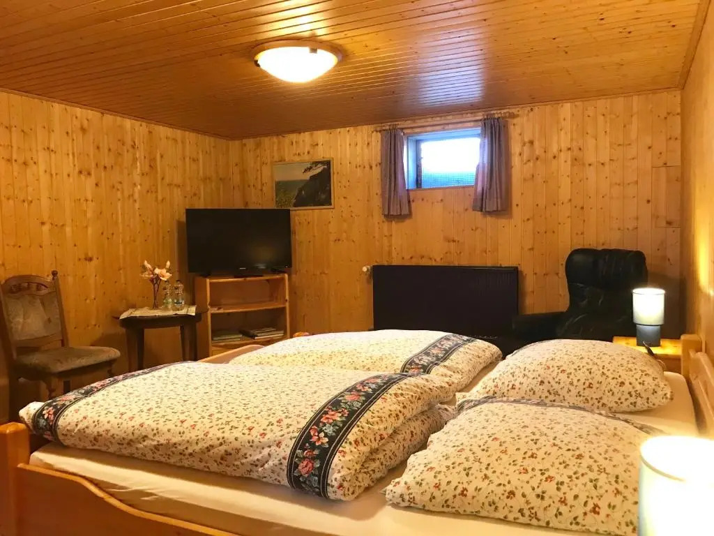 Schönes Kellerzimmer mit Bad