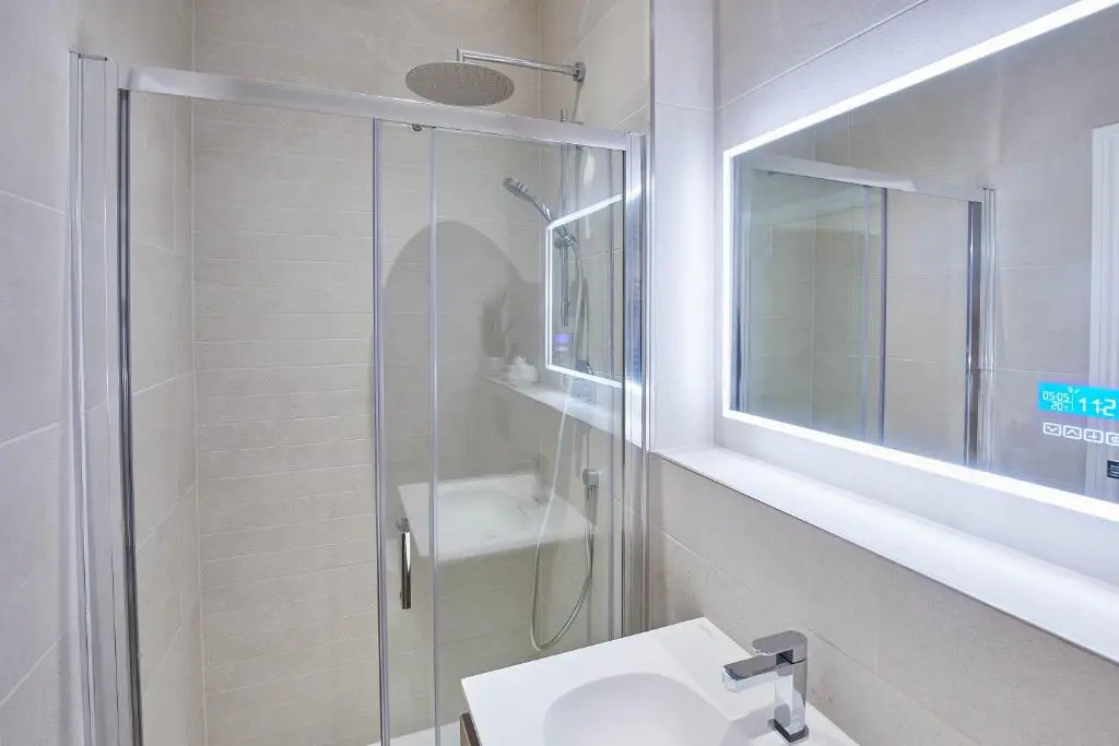 Host Stay Saltwater Suite