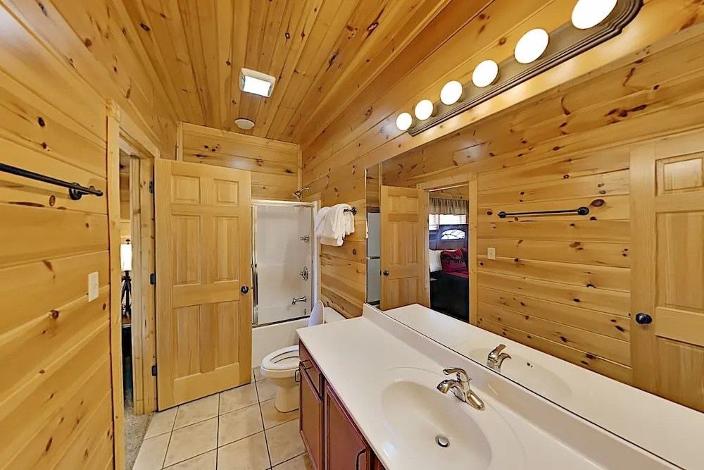 Gatlinburg Falls W/ Hot Tub & Big Views! 2 Bedroom Cabin
