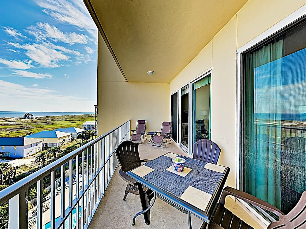 New Listing! Ocean W/ Pool & Rooftop Terrace 3 Bedroom Condo