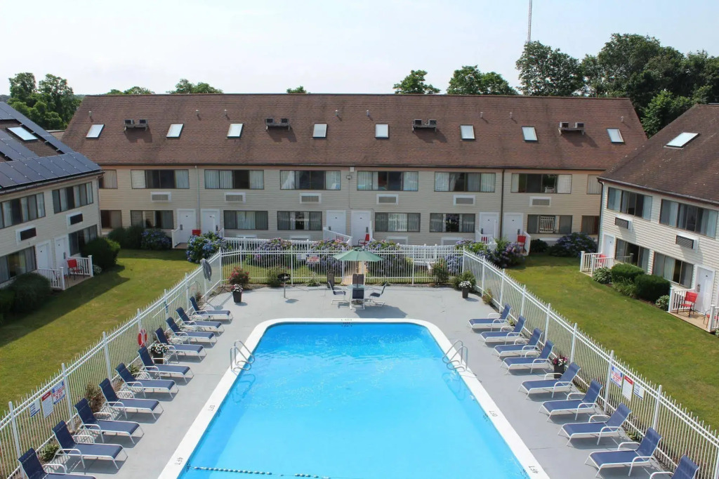 Admiralty Inn & Suites - a Red Collection Hotel