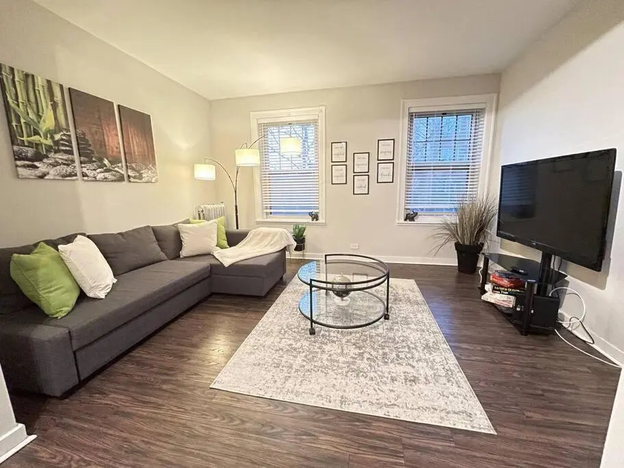1-bedroom Luxe Oasis in the heart of Hyde Park, Perfect for healthcare workers!