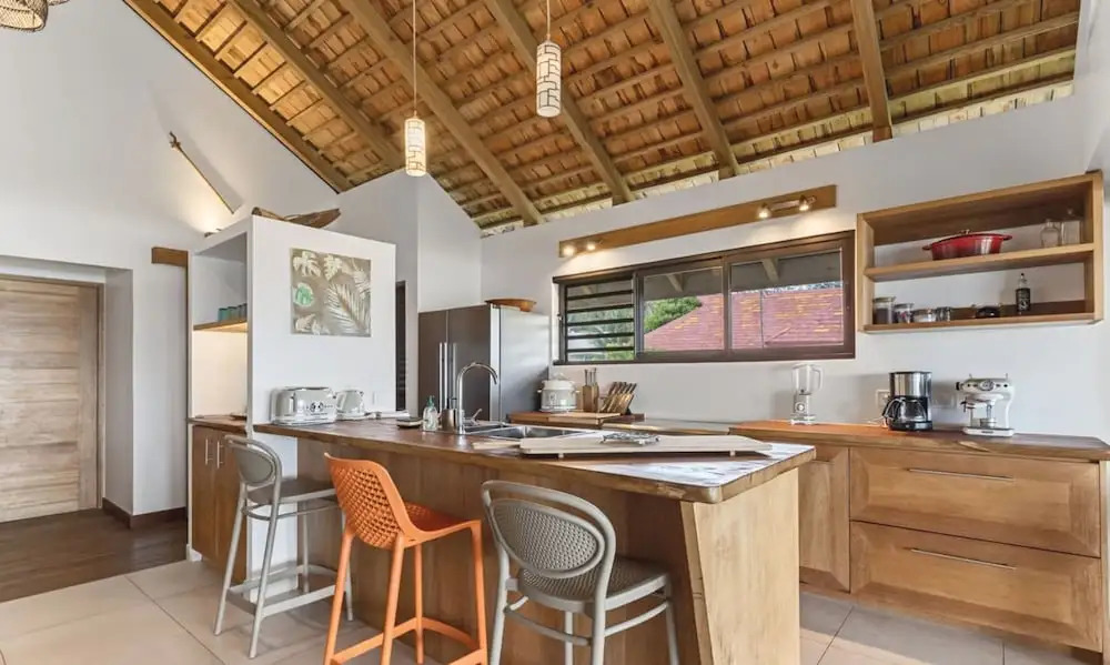 Shoreline Haven 1BR Bungalow by the Sea in Moorea