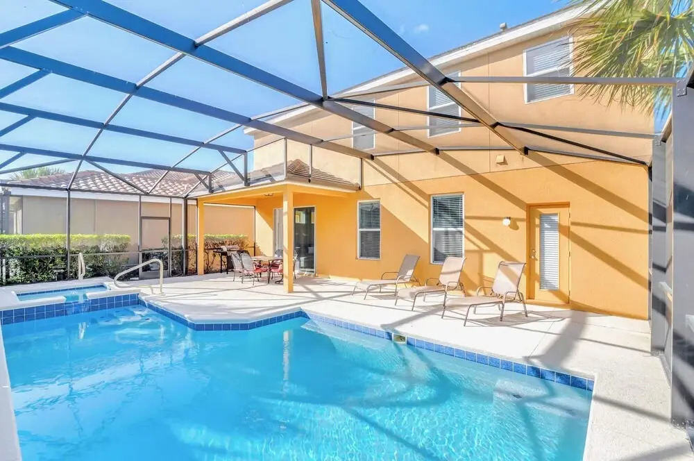 5BR Luxury Family Home - Pool BBQ and Netflix