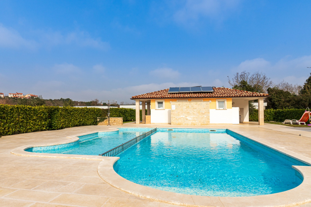 Pool Apartment Suzi 8