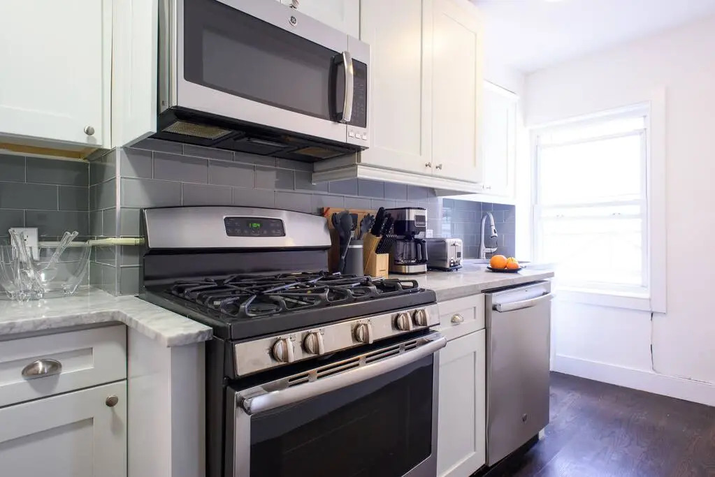 39-3 Newly Renovated 3 BR Prime Midtown Sleeps 6