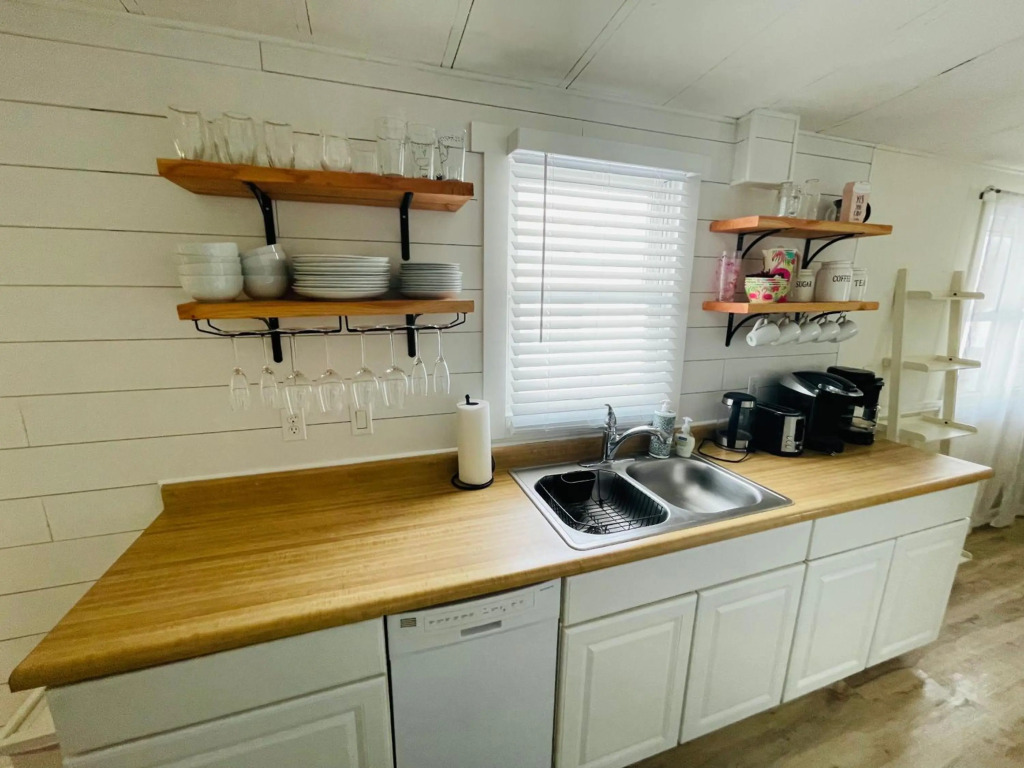 Pet friendly 3 bedroom single family house