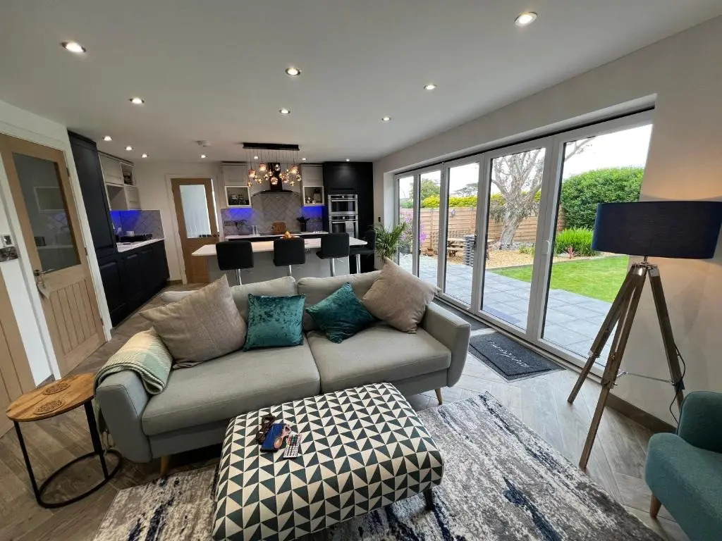 Stylish, Dog Friendly Coastal Bungalow With Garden