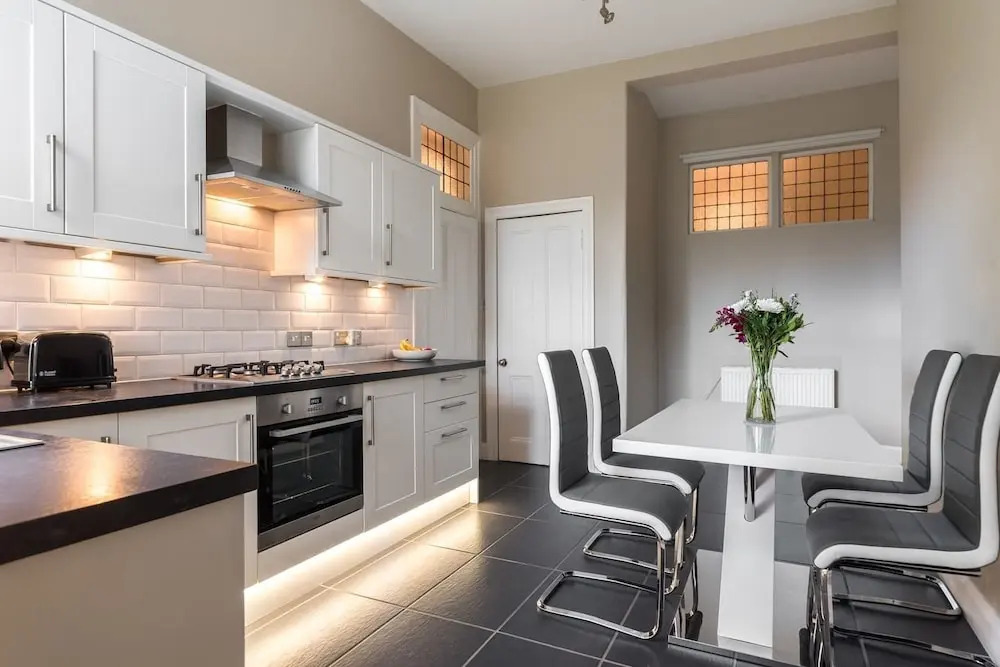 Sleek and Modern 2BR Home Near City Centre