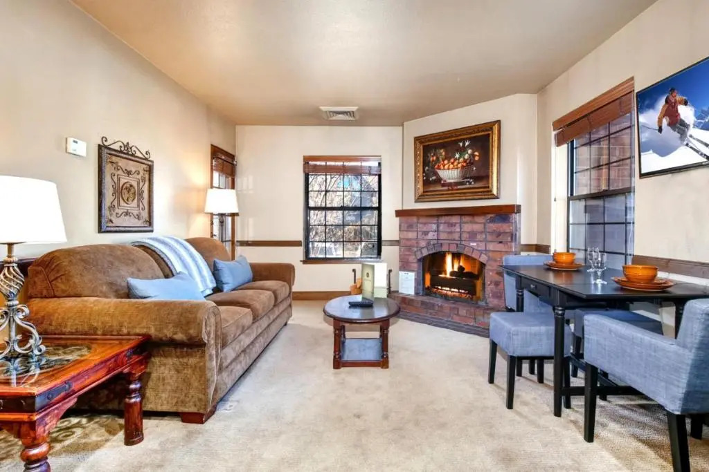 K B M Resorts- Cbi-104 Upgraded 1bd, Wood Fireplace, Full Kitchen, Wifi, Walk to Slopes!