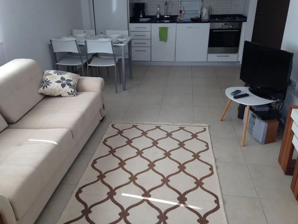Babylon 40 - 2 bed Private Home Sleeps Up To 6 Close to Everything