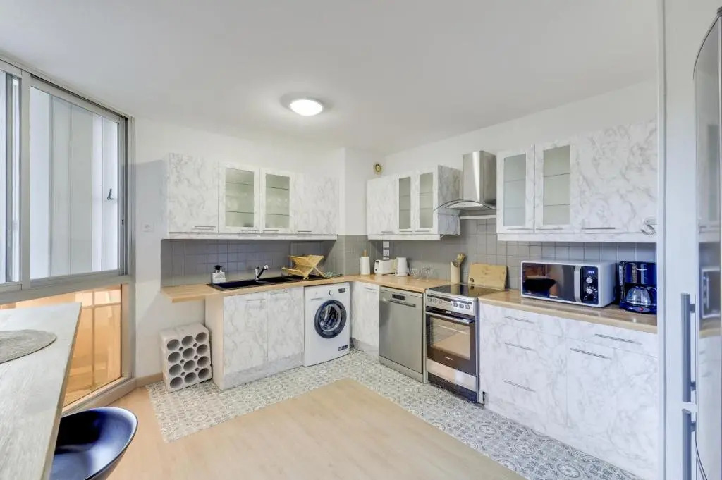 Chic And Spacious Apart with Parking