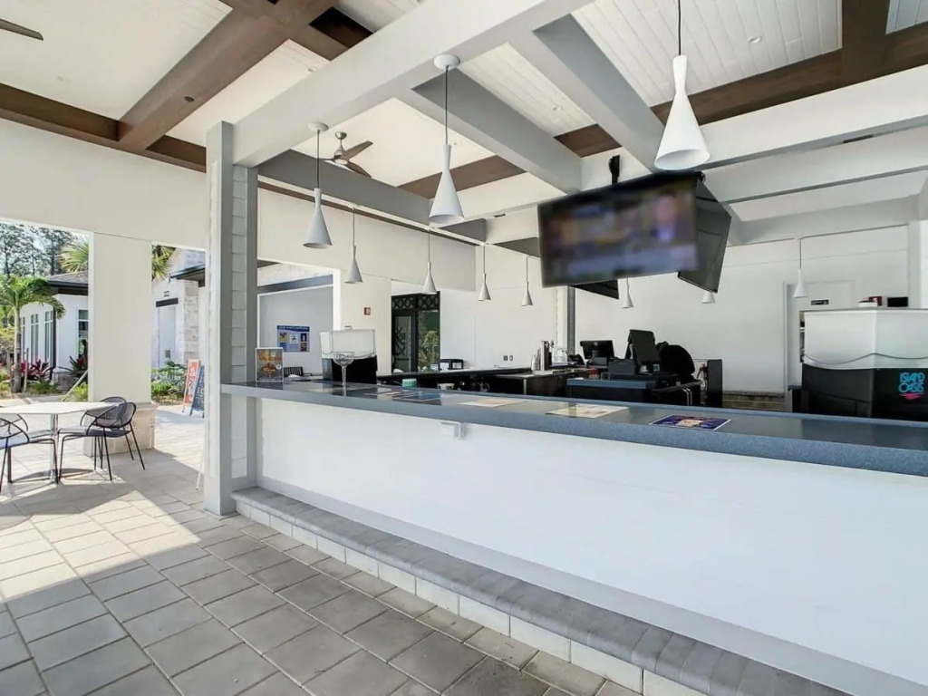 Vivid 2BR condo with free Waterpark at Storey Lake