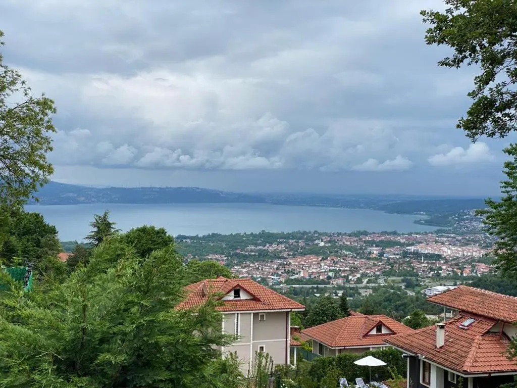 Sapancada Göl Manzarali Özel Havuzlu 3+1 Vi̇lla