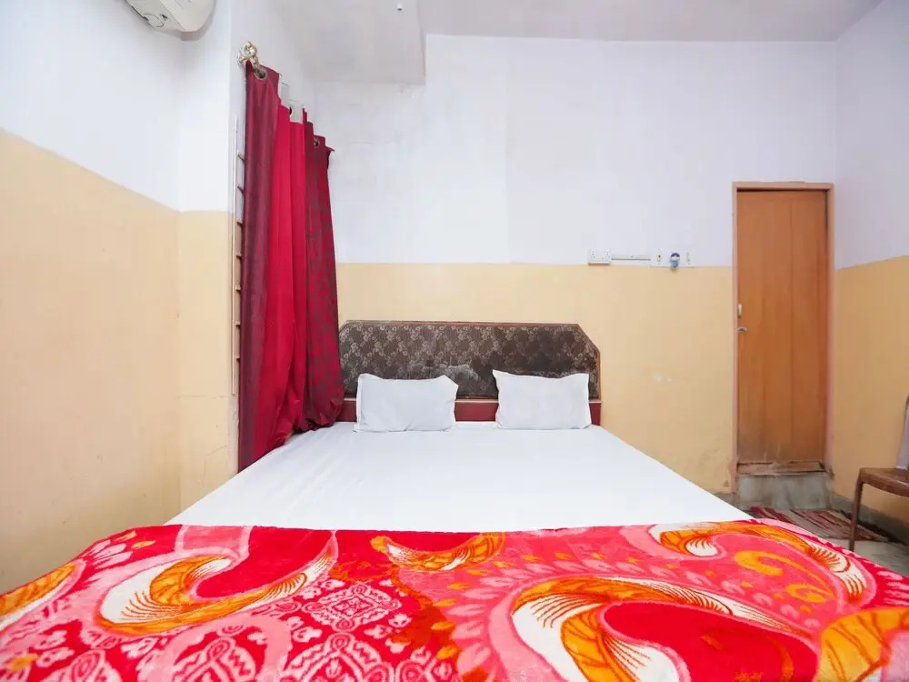 SPOT ON 45472 Hotel Savitri