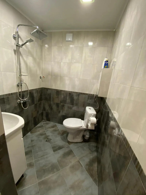 Fantastic 2 Bedroom Apartment - Top Center