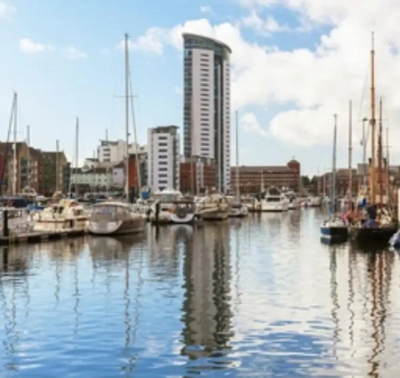 Charming 2-bed Apartment in Swansea