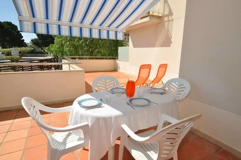 Apartment in Roses With Large Terrace