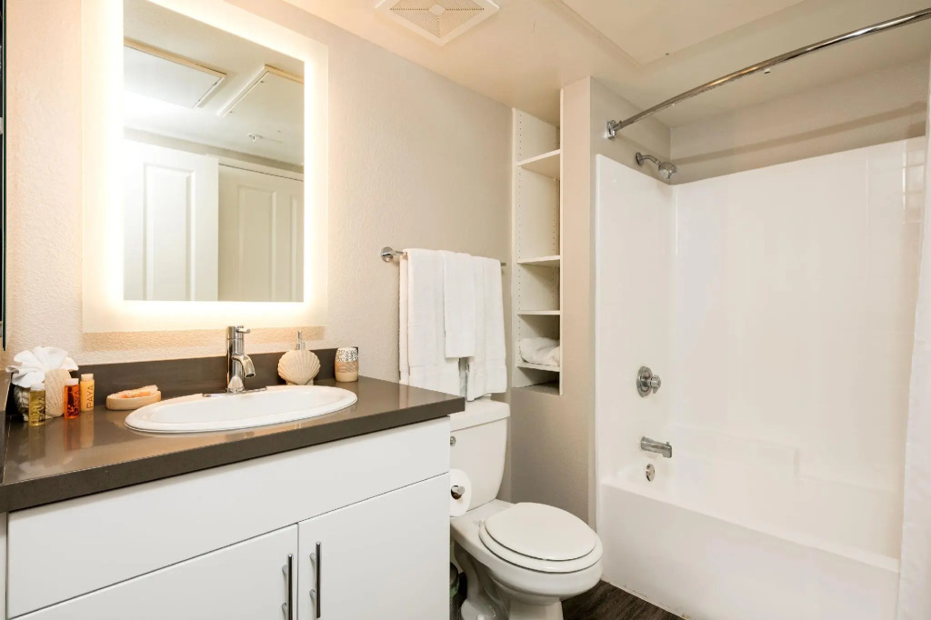 Hotel Style Furnished Suites in LA Beach Area