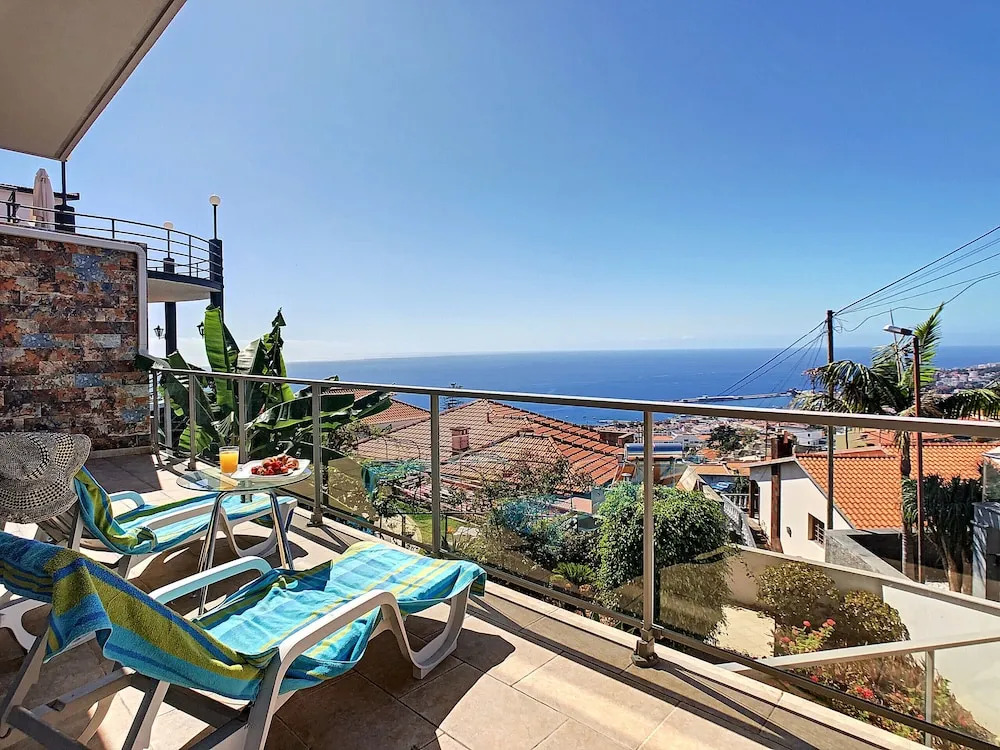 Villa Moniz by LovelyStay