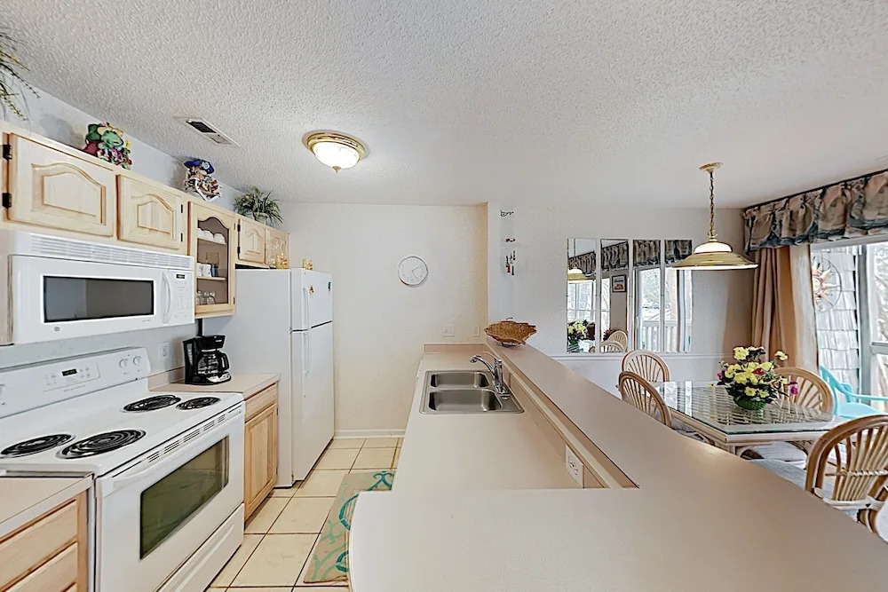 Beach Bliss: Private Balcony, 200 Yards To Shore! 2 Bedroom Condo