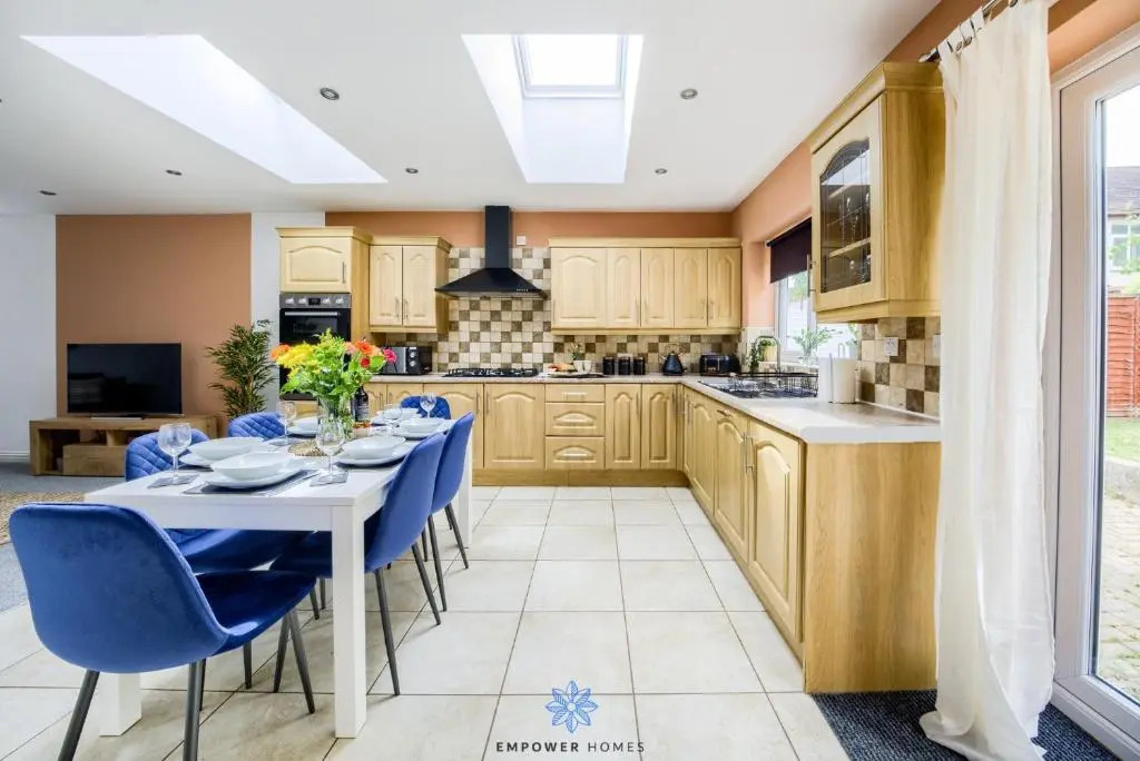 Coventry Large Stylish 4 Bedroom House, Sleeps 8, Private Parking, by EMPOWER HOMES rates incl VAT