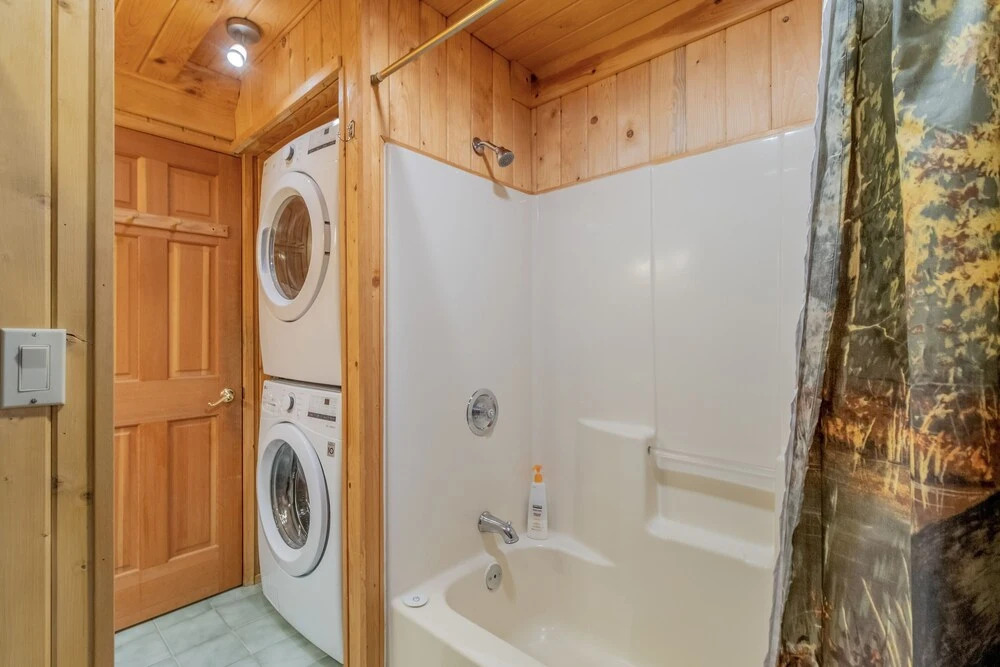 Moosehead Lodge 3 Bedroom Home by NW Comfy Cabins