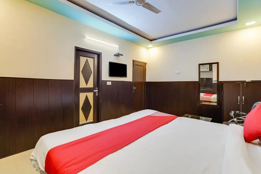 OYO Flagship 77036 Golden Divine Inn