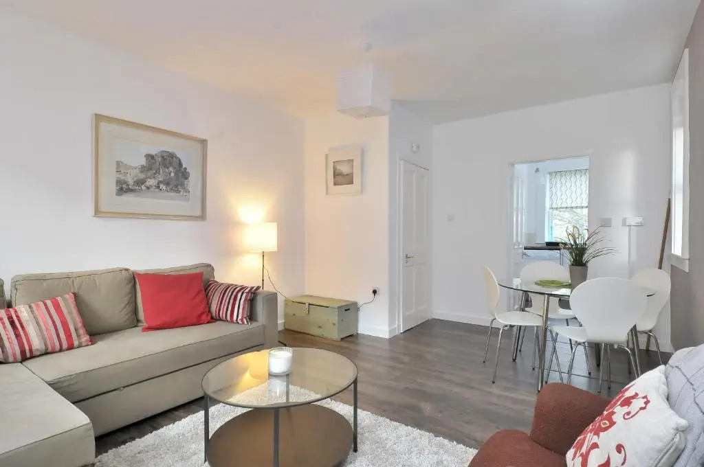 367 Comfortable 2 Bedroom Apartment on the Edge of Edinburgh s Historic Old Town
