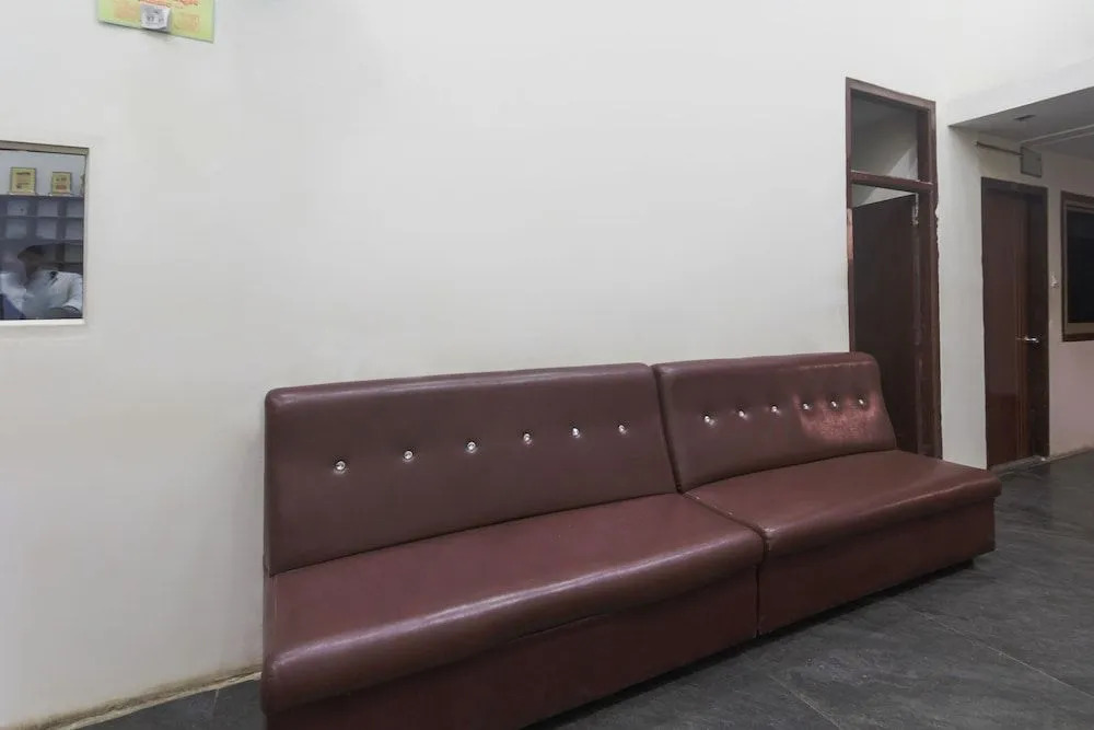 OYO 47565 Hotel Cm Residency