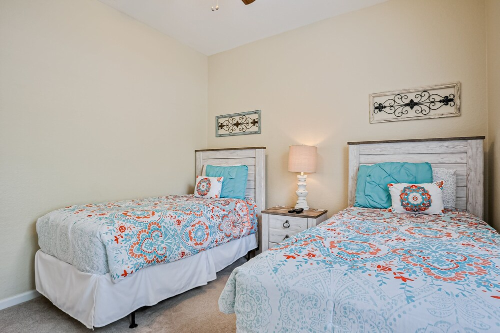 Friendly Condo With Pool and hot tub Access, Wifi, Central AC, and Private W/D