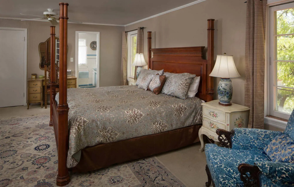 Casa Blanca Inn and Suites