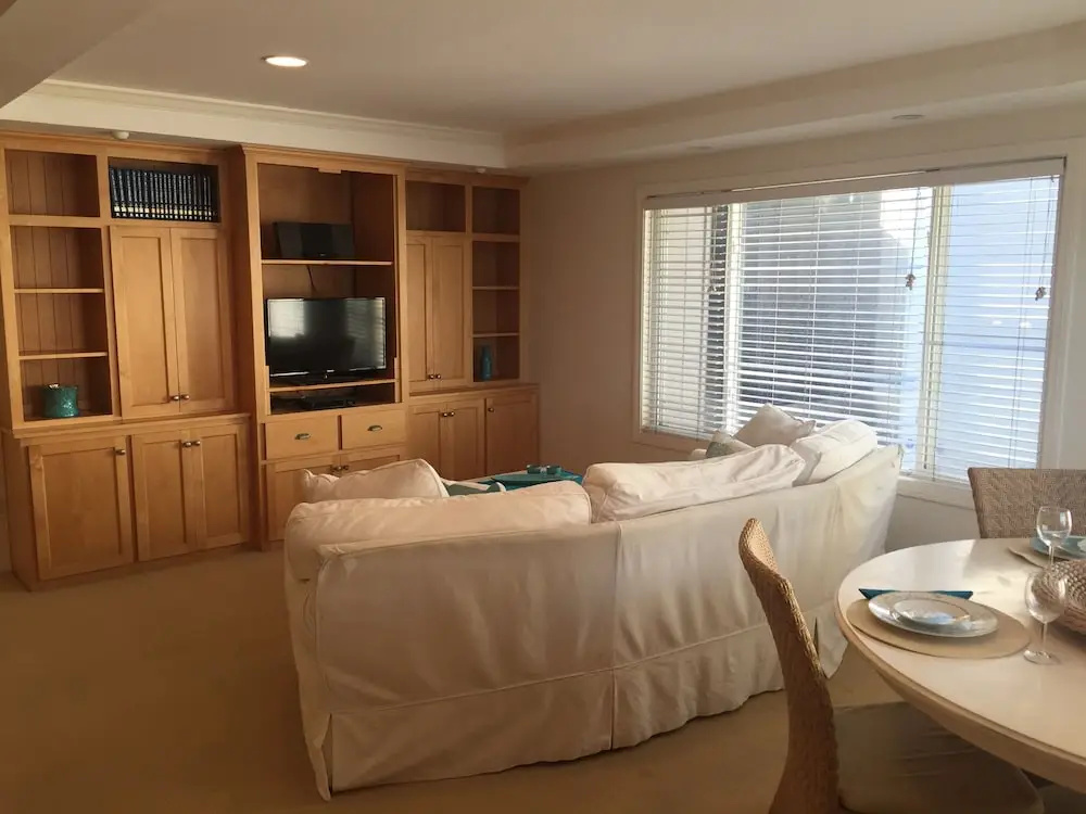 2 Bedroom Townhome 2 Mins. to the Beach
