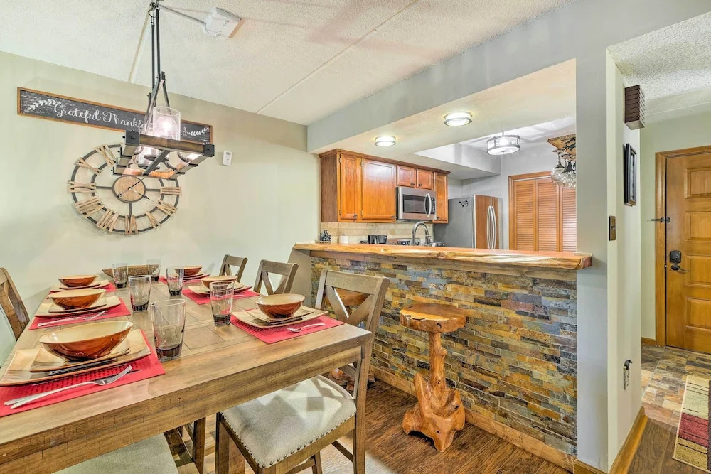 Chalet Village Upper Alpine Condo w/ Pool Access