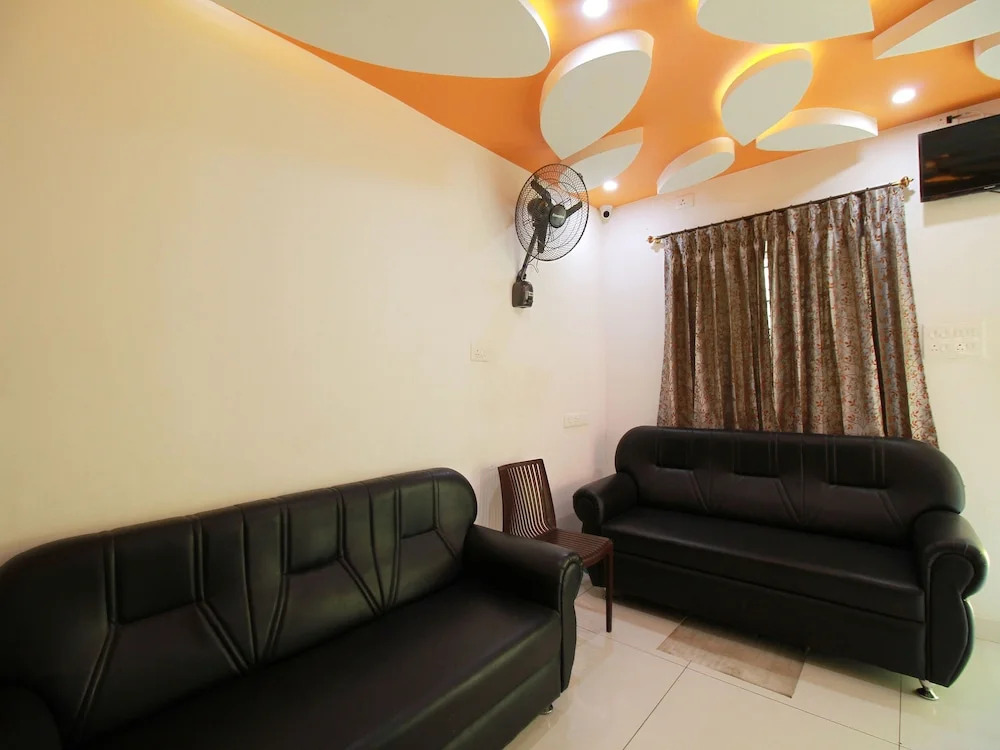 OYO 10835 Hotel Sri Sant