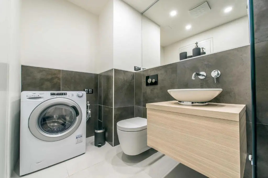 Quiet & new apartment near city center with garage