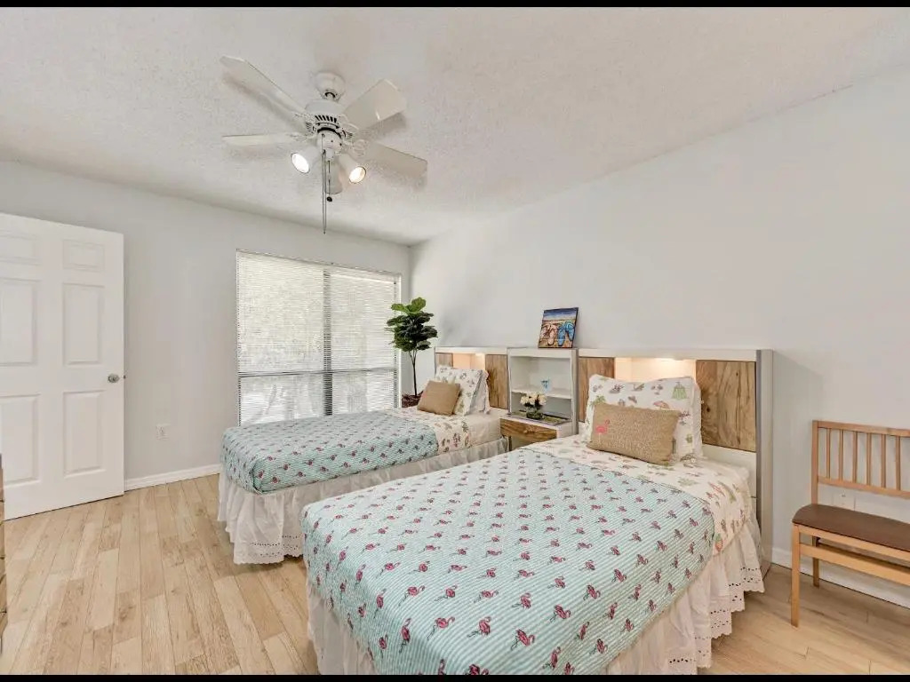 Luxury Waterfront Views/Pool/1400sf/2 min to Beach