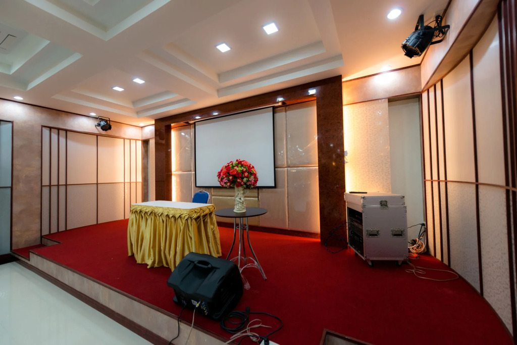 Martina Hotel Surin