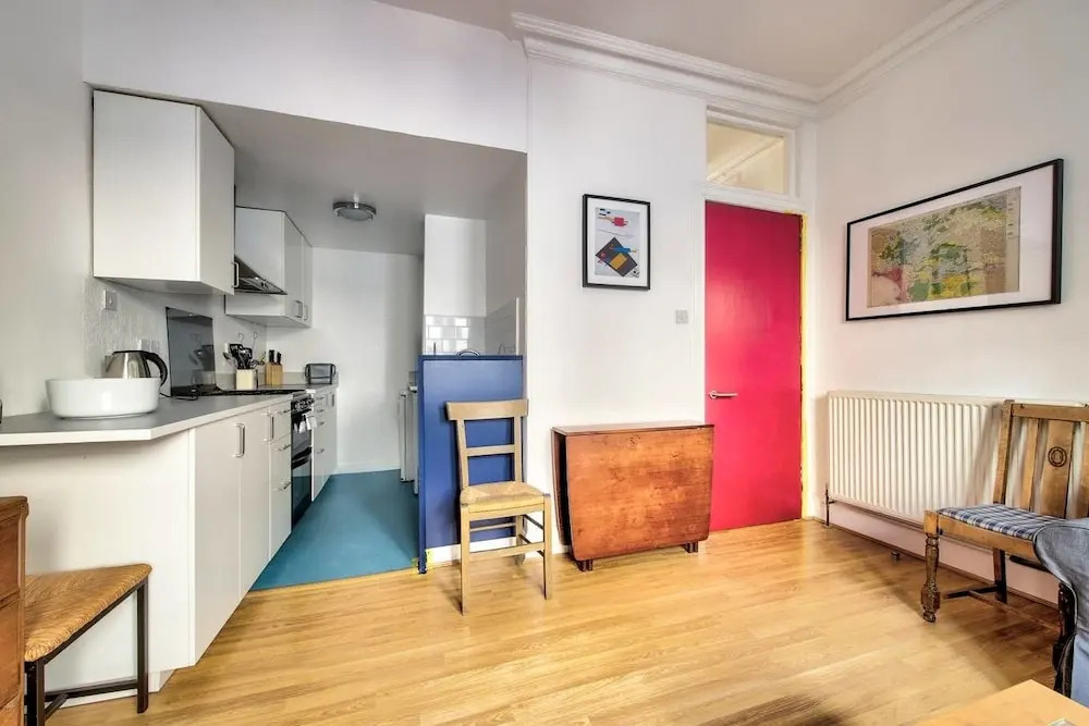 Colourful West-end Apartment - 2 Double Bedrooms 4 Guests!