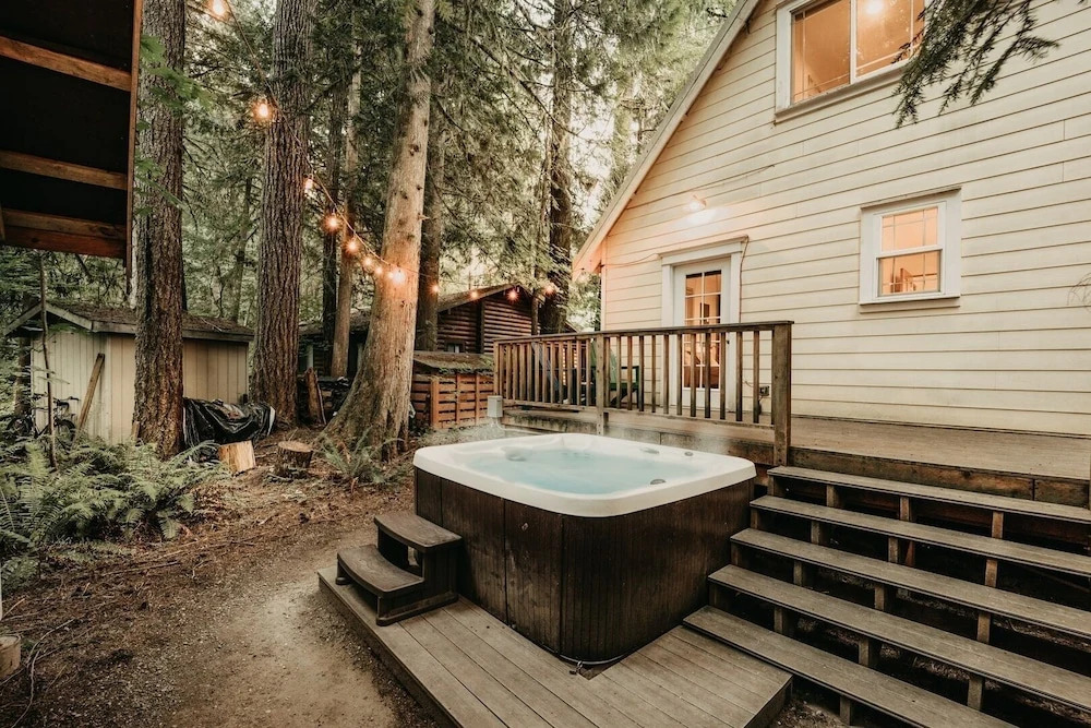 01sl - Hot Tub - Pet Friendly - Bbq - Sleeps 8 3 Bedroom Home by RedAwning