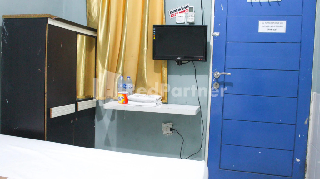 Snow White Residence near Grogol Mitra RedDoorz
