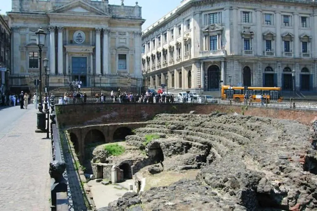 One bedroom appartement with city view balcony and wifi at Catania