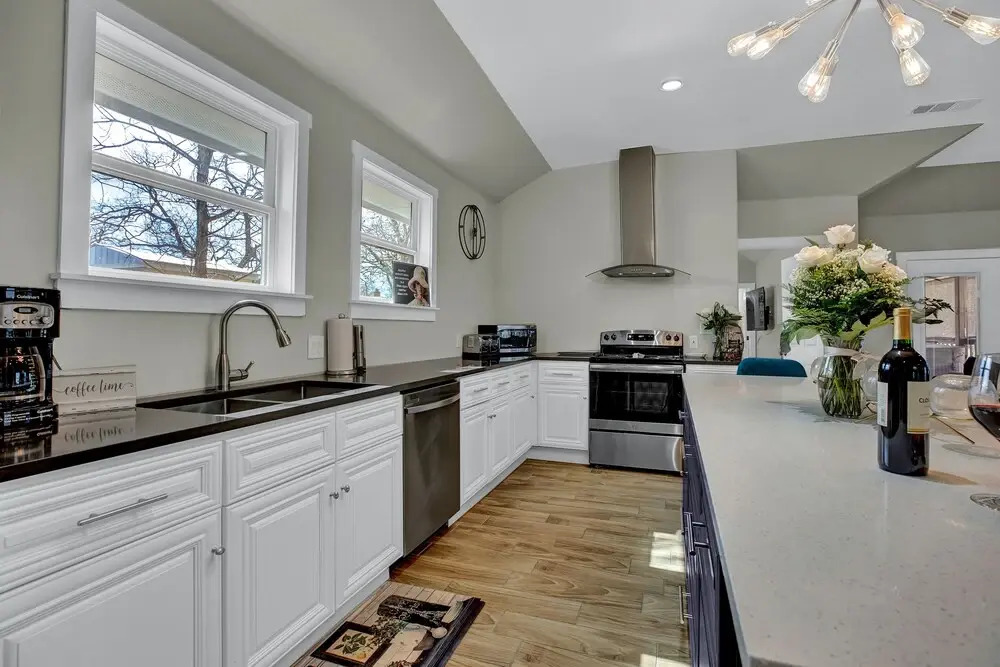 Luxury Home 1 Block To Main W/hot-tub