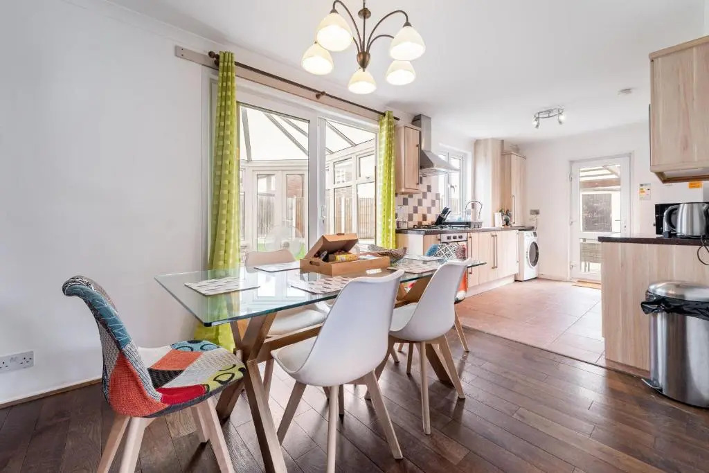 Dwellers Delight Living Ltd Serviced Accommodation, Chigwell, London 3 bedroom House, Upto 7 Guests, Free Wifi & Parking