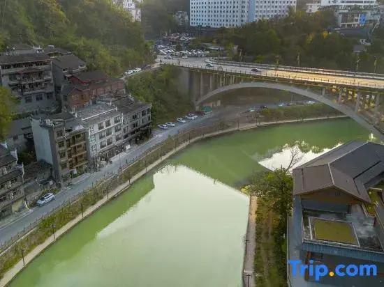 Fenghuang Yijia Yishu · High-End Riverside Villa (Fenghuang Ancient City Store)