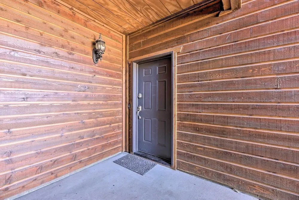 Near Lake & Trails: Show Low Condo w/ Grill!