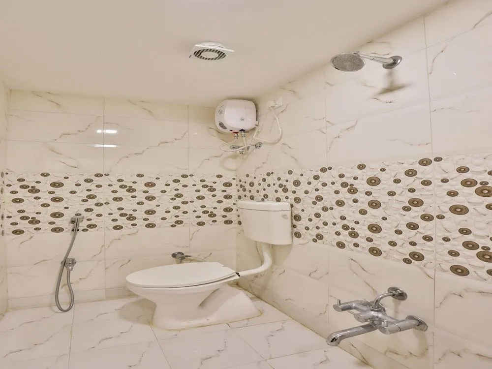 OYO 13033 Hotel Raadhe