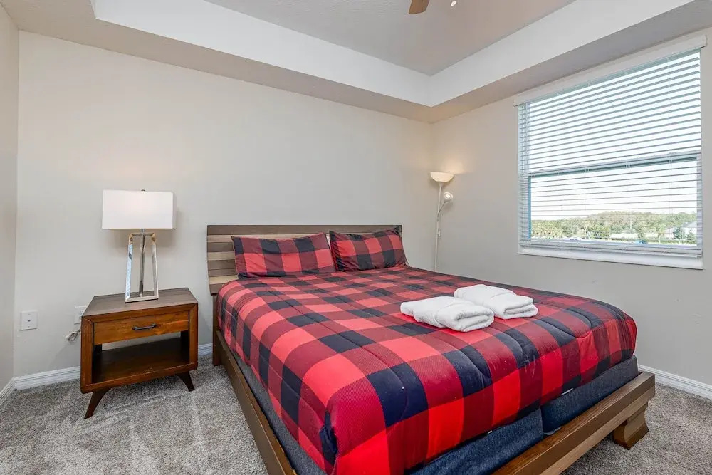 Comfortable 2BR Condo w/ Lake Views