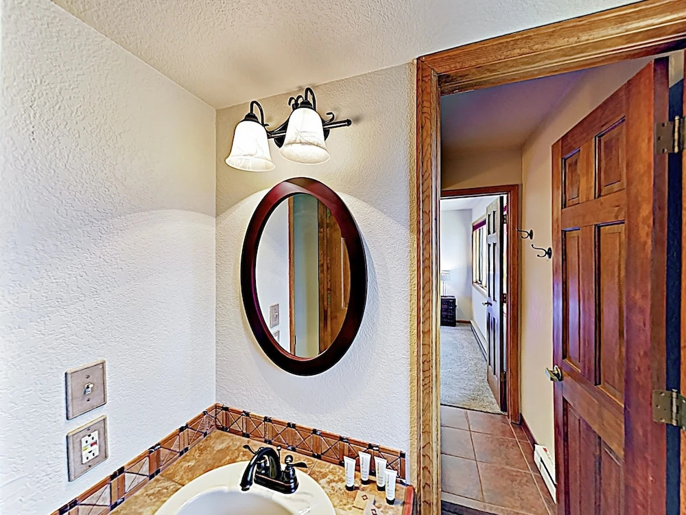 Multi-level Mountain W/ Views & Hot Tub! 3 Bedroom Townhouse