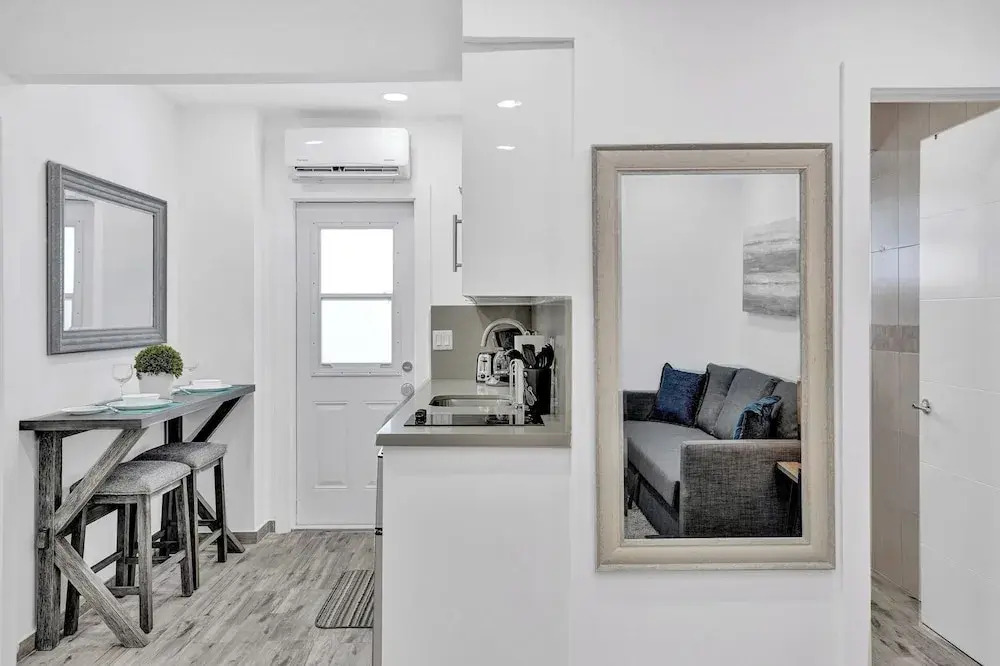 Newly Renovated #4 Close to the Beach w/ Parking